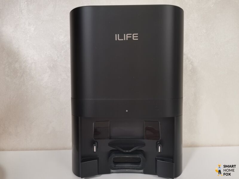 На фото видна док-станция с самоочисткой iLife T10s